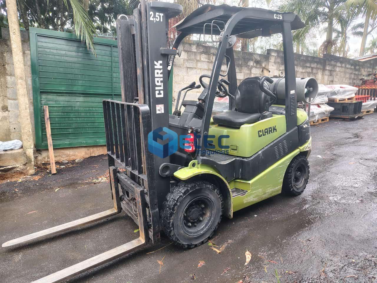 Empilhadeira Clark CL 2,5ton