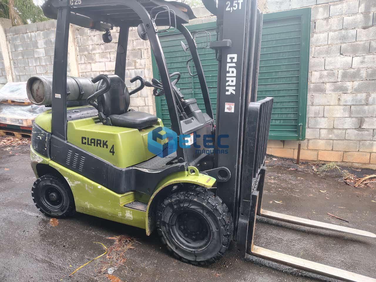 Empilhadeira Clark CL 2,5ton