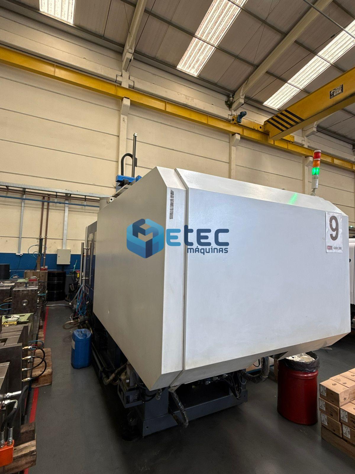 Injetora de Plásticos Golden Eagle GEK300W/S + Robô